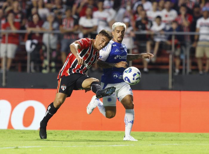 Disputa de bola no embate entre São Paulo e Cruzeiro no MorumBis