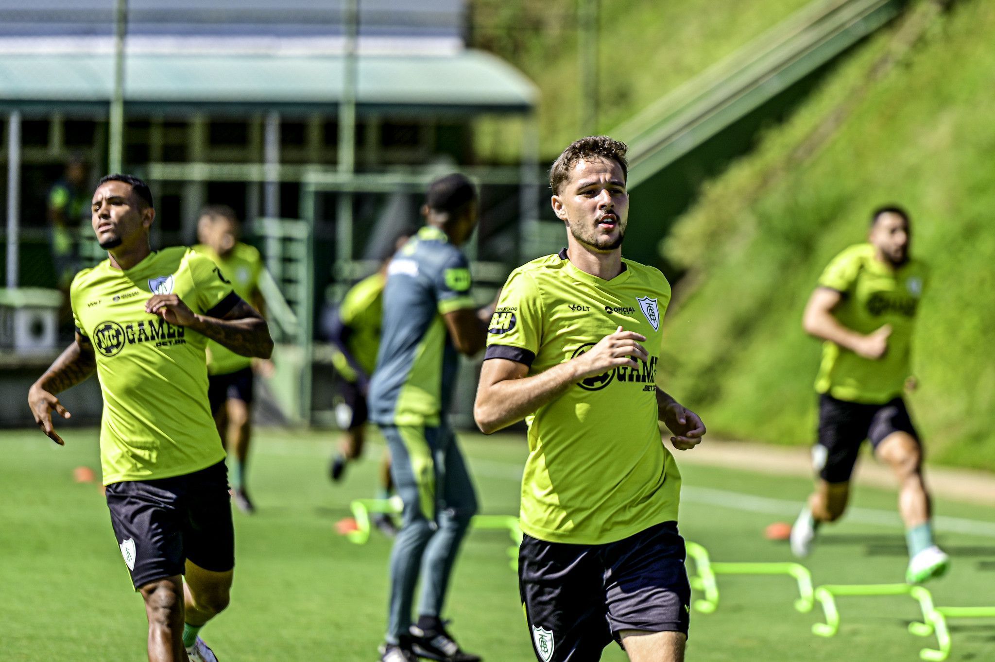Reunião no América define futuro de meia que voltou de lesão e está em fim de contrato