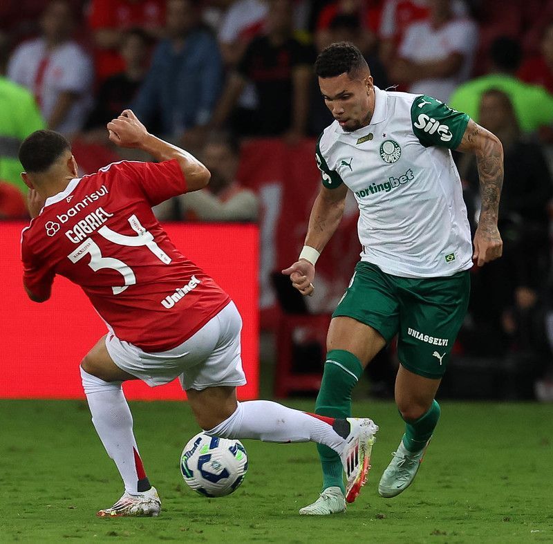 Paulinho não viaja e vira desfalque do Palmeiras contra o Fortaleza