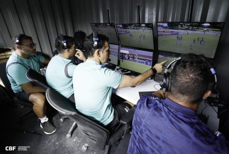 CBF estuda introduzir o impedimento semiautomático no Brasileirão em 2026