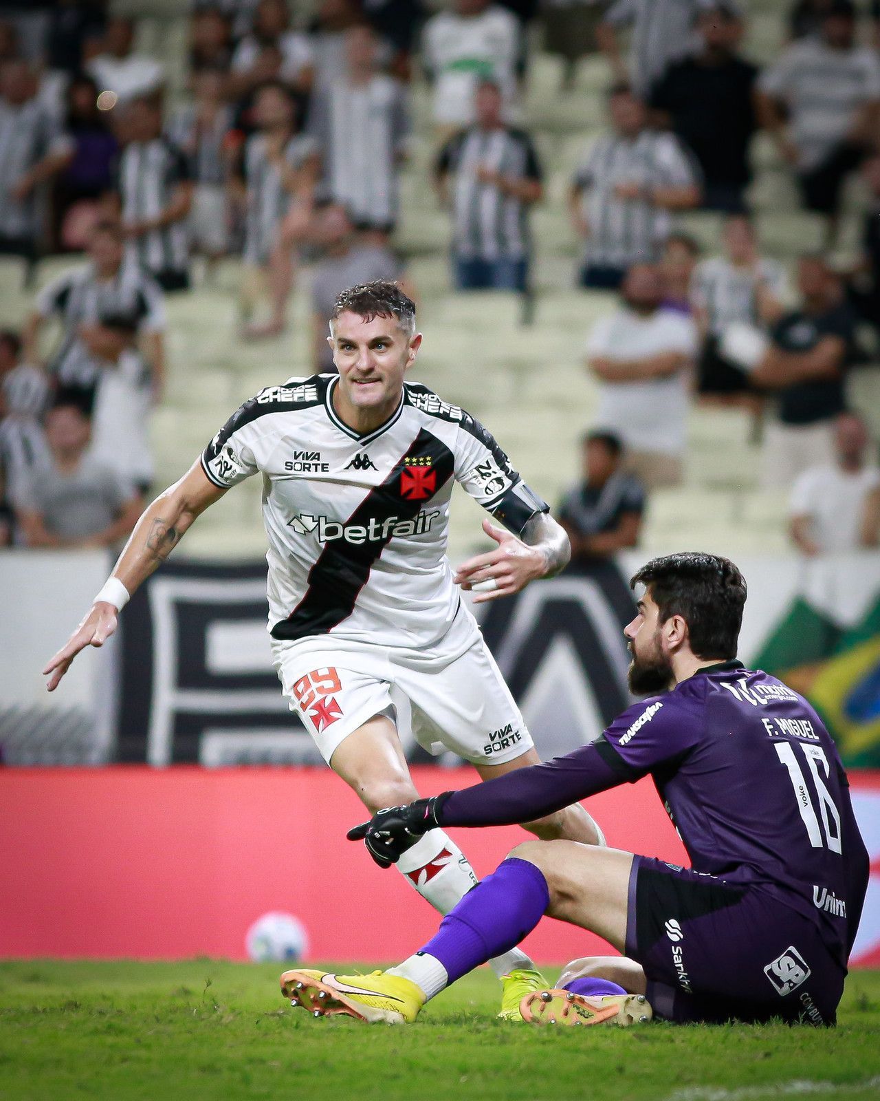 Artilheiro do Vasco, Vegetti busca primeiro gol contra rival na temporada