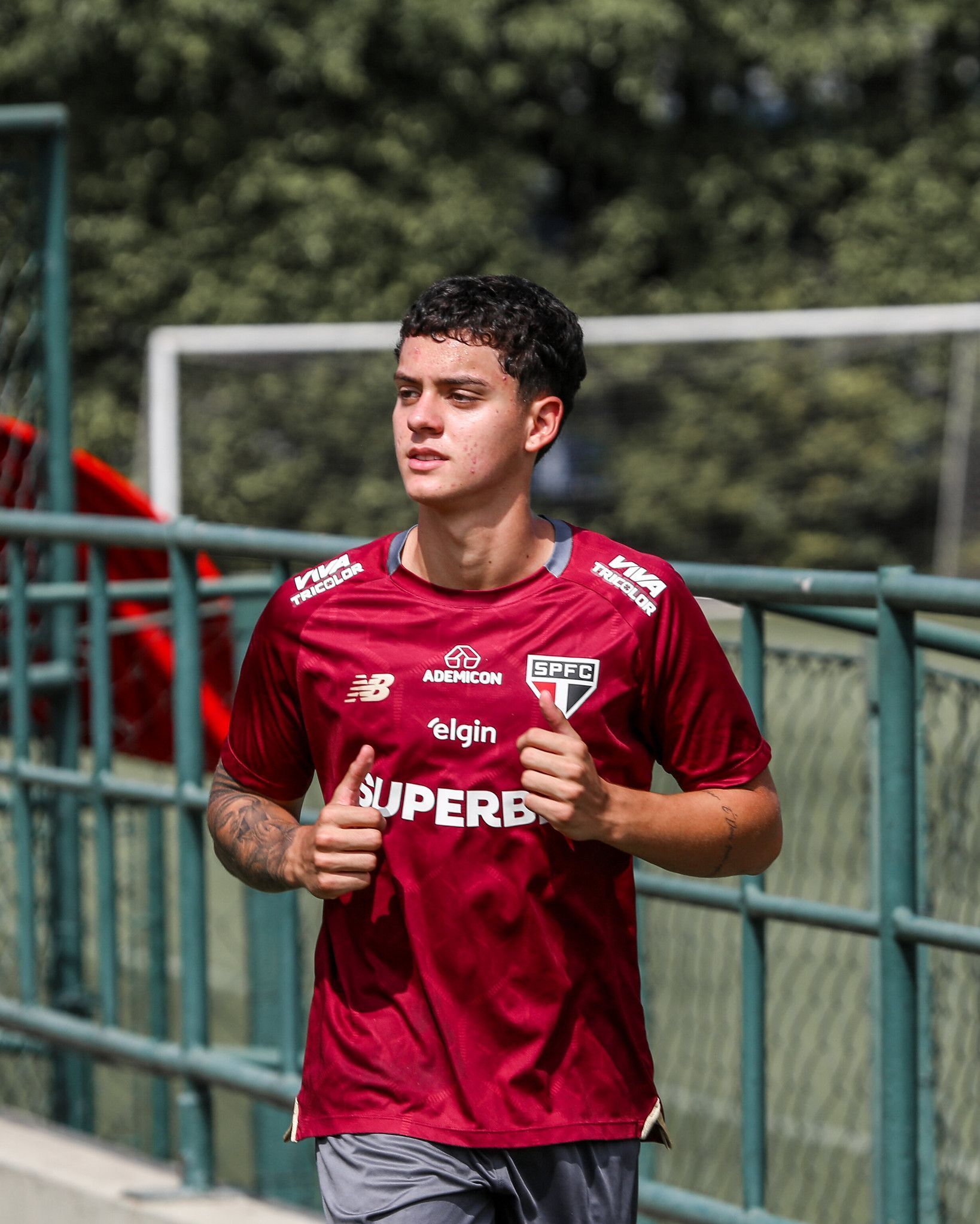 Com desfalques, São Paulo integra promessa da base ao treino