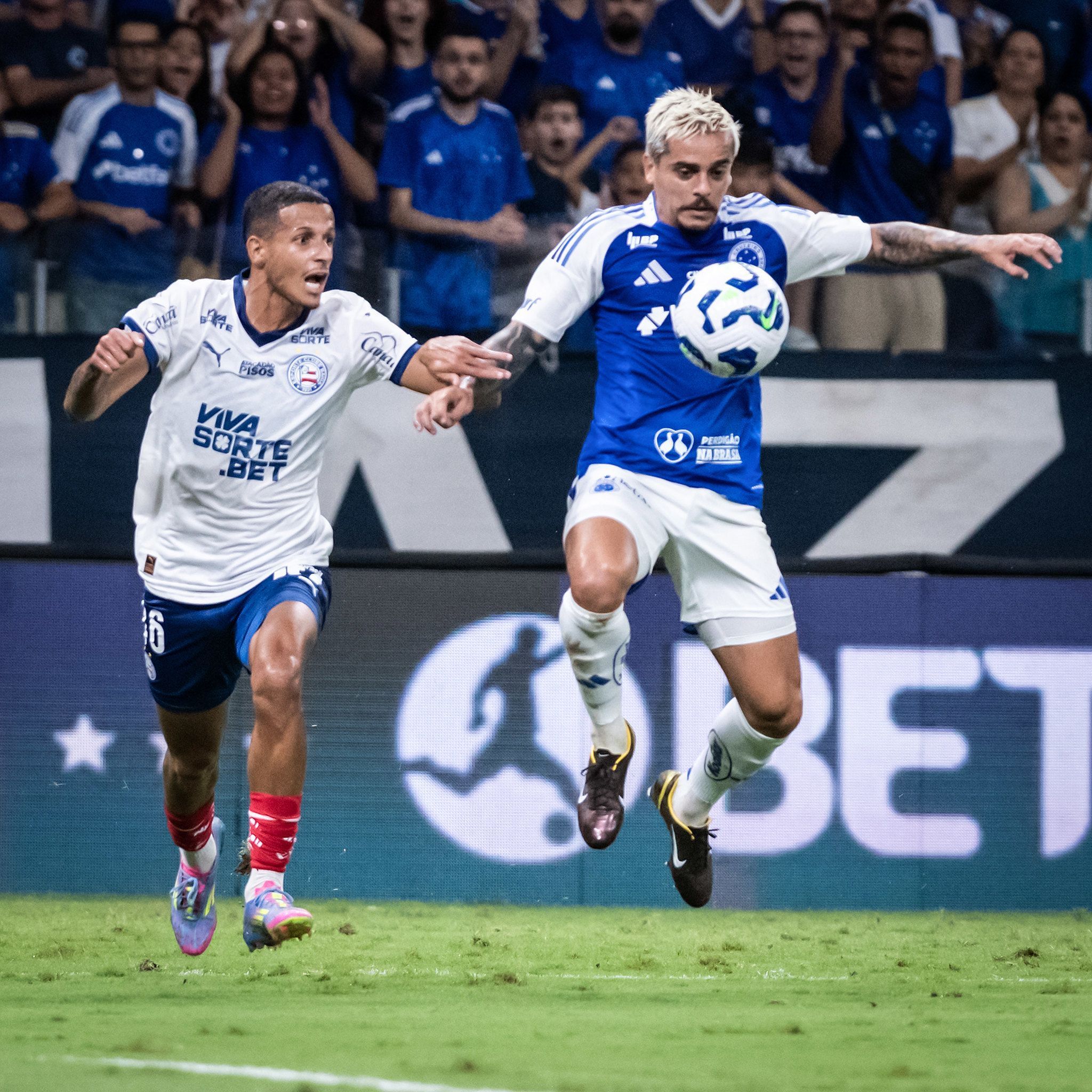 Fagner sente dores, é substituído e vira preocupação no Cruzeiro