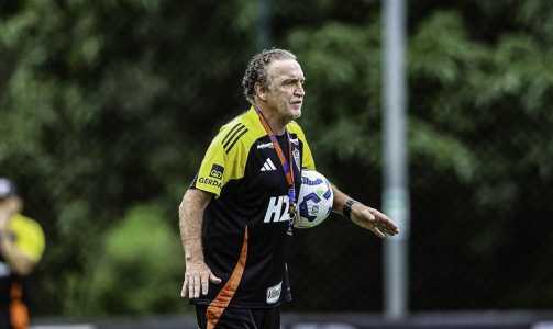 Cuca comandando treino do Atlético