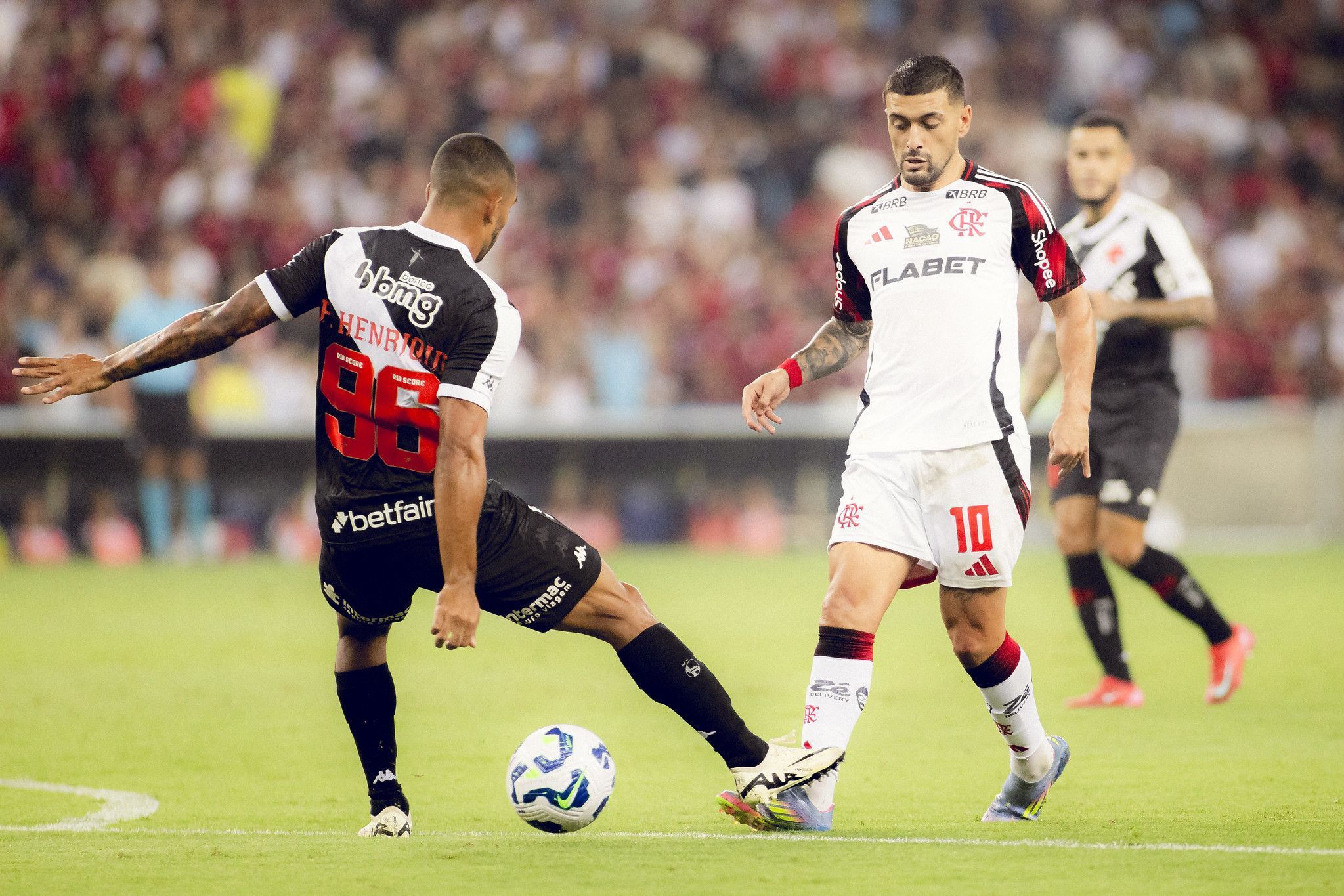 Flamengo e Vasco disputam clássico pelo Campeonato Brasileiro