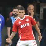 Lateral do Inter diz não ter cometido pênalti em Aravena, do Grêmio: 'Foi do jogo'