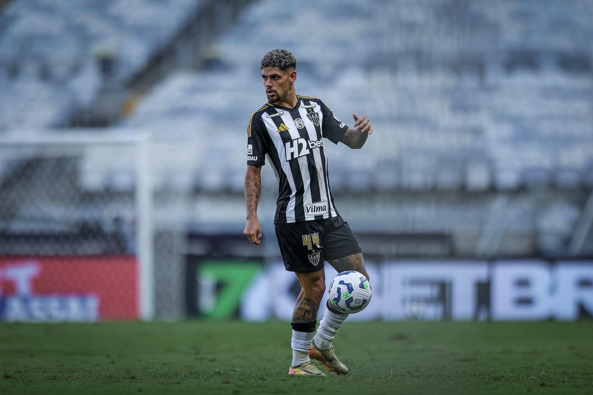 Ídolo do Atlético exalta versatilidade e rasga elogios a Rubens: 'Sou fã'