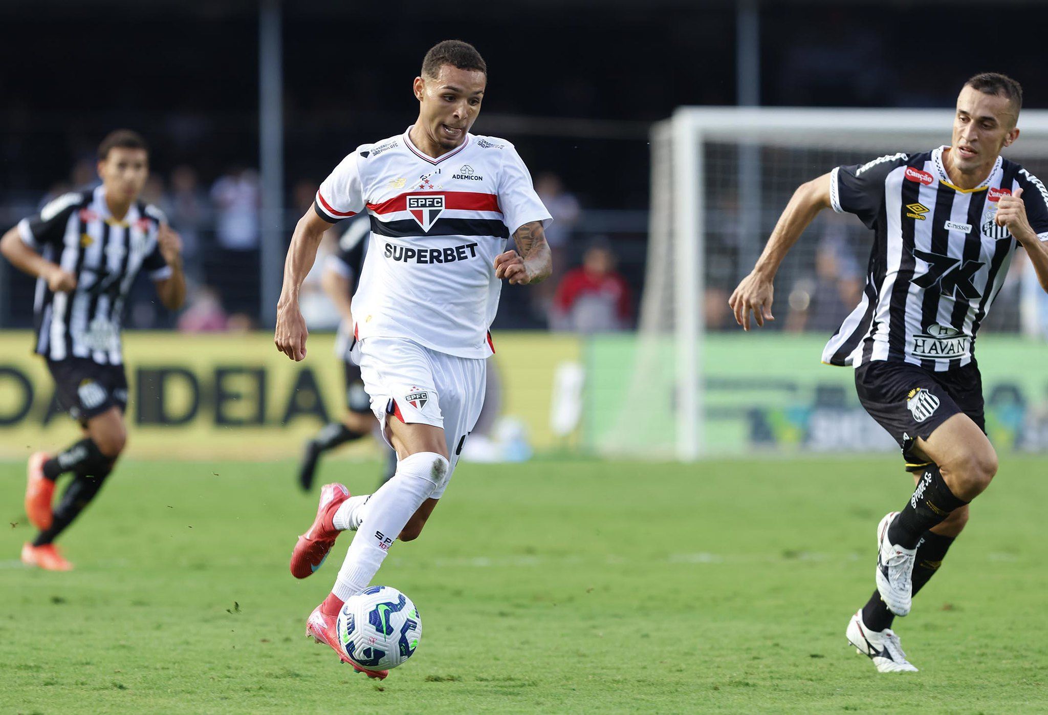 Joia da base reage à 'missão' de substituir Oscar no São Paulo