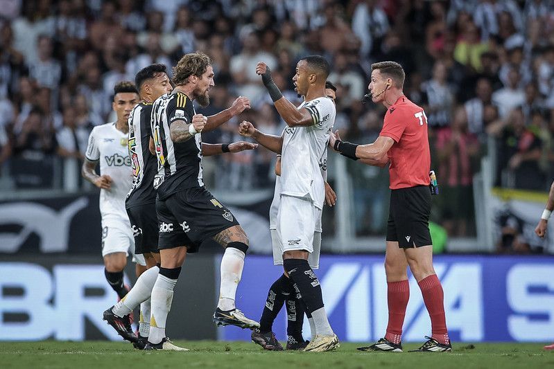 Comentarista do Sportv dispara contra VAR após chamada em Atlético x Botafogo