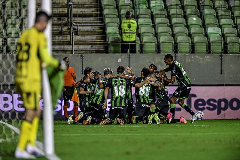 América joga bem, vence Goiás em casa e encosta na liderança da Série B