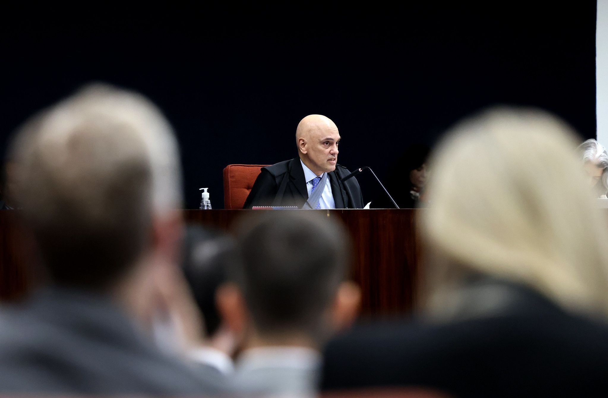 Alexandre de Moraes aparece de tipoia em sessão do STF; saiba o motivo