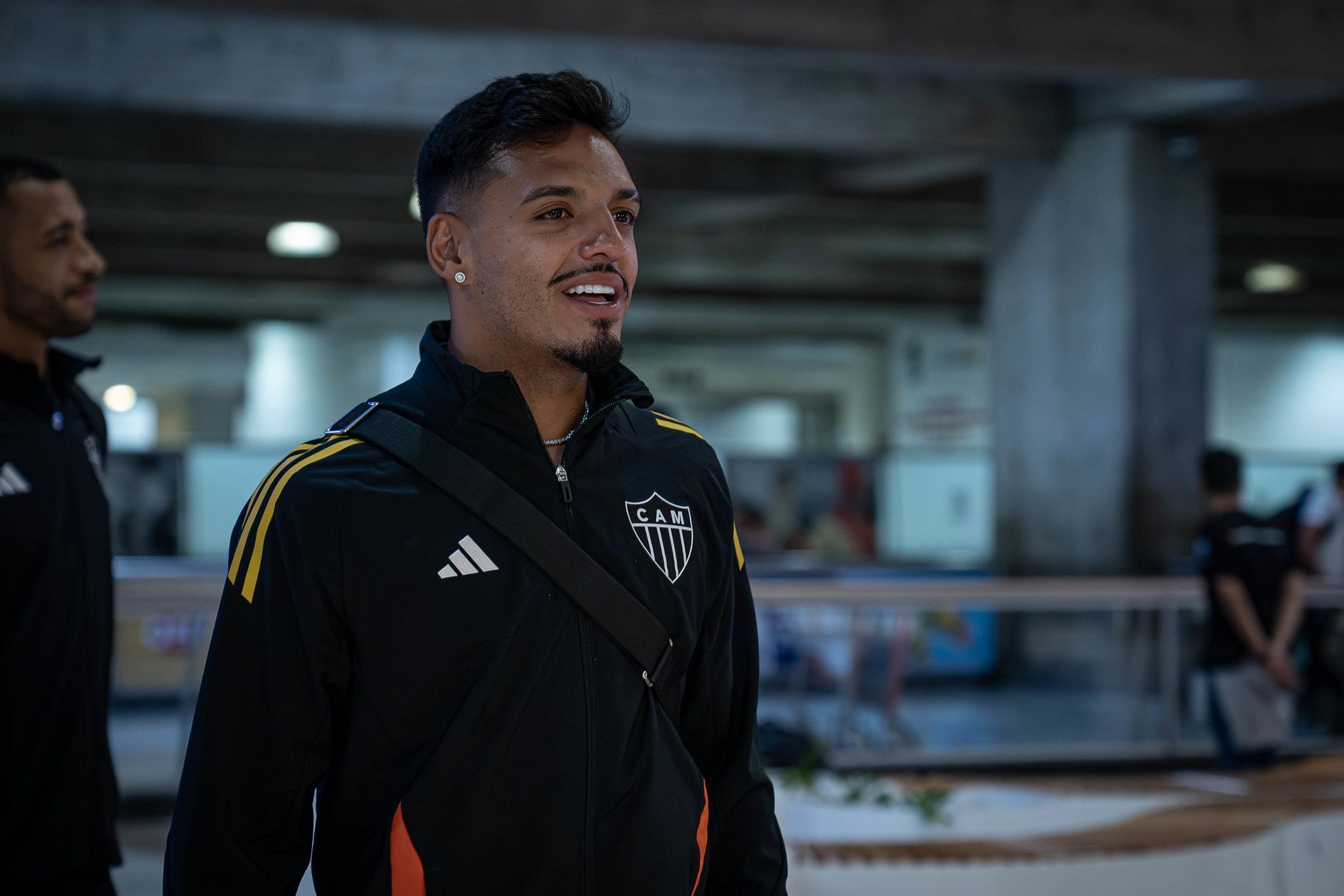 Gabriel Menino, do Atlético, tem suspeita de lesão no joelho e vira desfalque