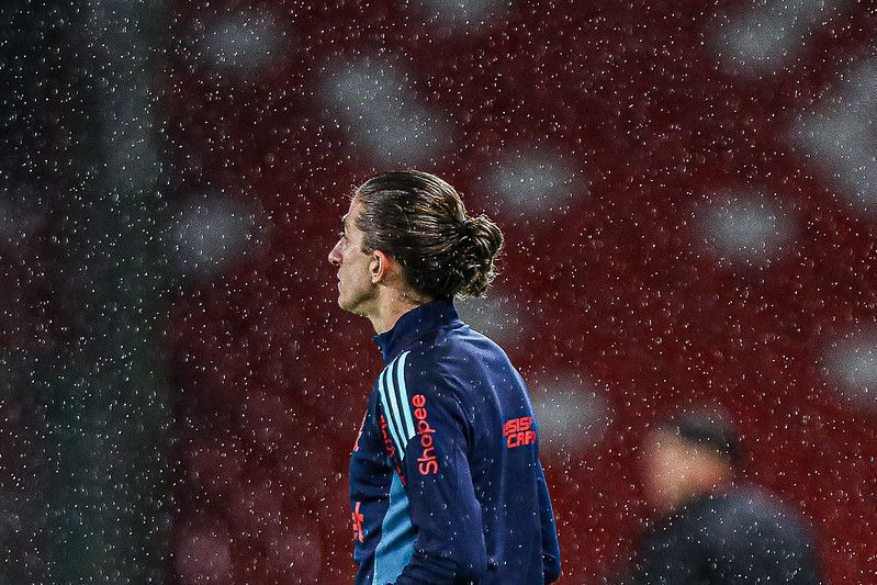 Filipe Luís valoriza empate do Flamengo e lamenta ausência: 'Seria titular'