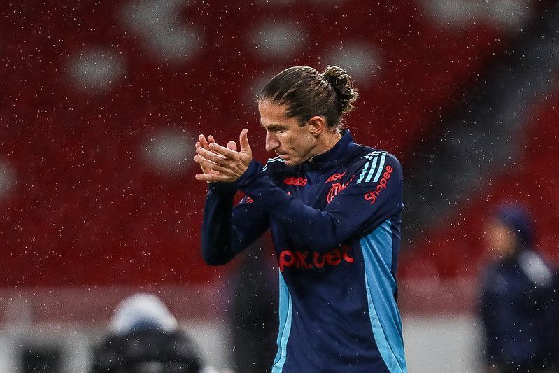 Filipe Luís sai em defesa de jogadores 'perseguidos' por torcida do Flamengo