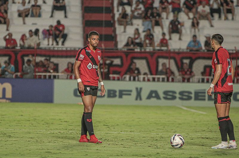 Meia do Atlético dá assistência em empate do Atlético-GO na Série B