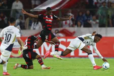 Jogadores de Flamengo e LDU em disputa na partida no Equador, pela Libertadores