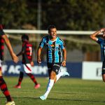 Com gol do meio-campo, Grêmio vence o Flamengo pelo Brasileirão Sub-20