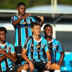 Veja o golaço do meio-campo marcado pelo Grêmio contra o Flamengo no Sub-20