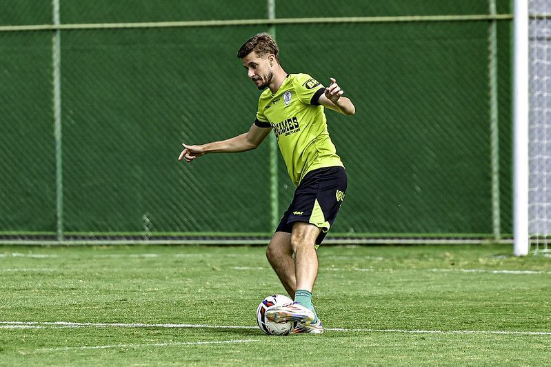América encaminha renovação com meia que voltou de grave lesão após quase um ano