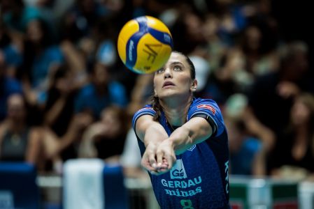 Júlia Kudiess, central do Gerdau Minas, antes da partida entre a equipe mineira e o Osasco, pela Superliga Feminina
