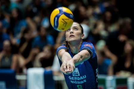 Júlia Kudiess, central do Gerdau Minas, antes da partida entre a equipe mineira e o Osasco, pela Superliga Feminina