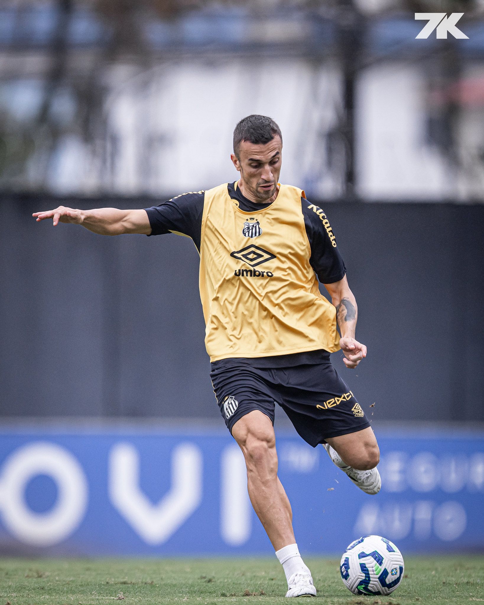 Santos anuncia renovação dos contratos de João Schmidt e Kevyson; veja detalhes