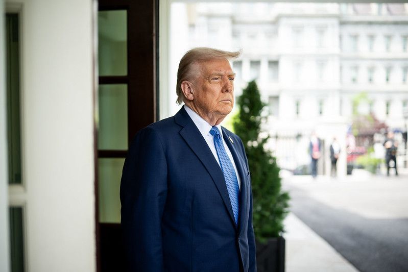 Trump promete multa à Califórnia por permitir que atleta trans disputasse torneio