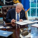 Trump diz que os EUA estão 'destruindo completamente' o regime iraniano