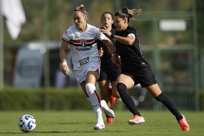 Corinthians marca no fim e empata com São Paulo pelo Brasileiro Feminino