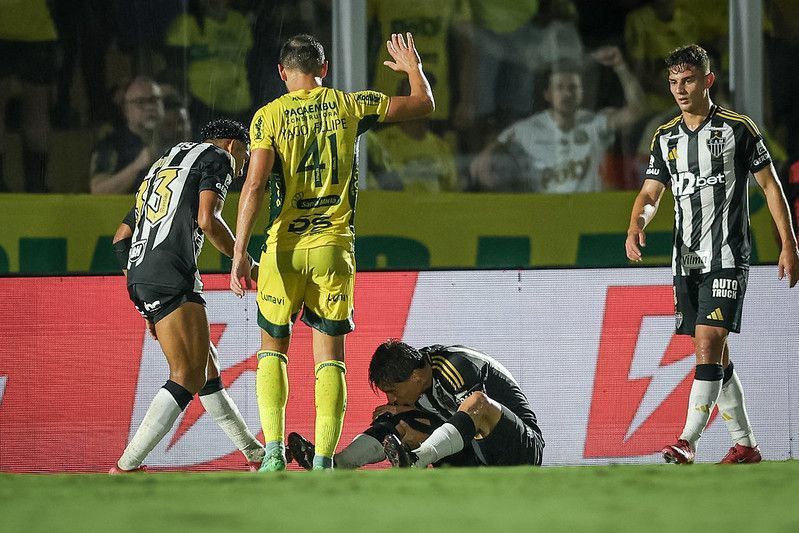 Titular do Atlético deixa jogo contra Mirassol chorando e preocupa
