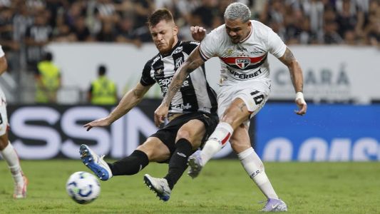 Jogadores de Ceará e São Paulo em duelo pelo Campeonato Brasileiro