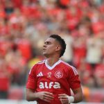 Atacante do Inter sai machucado no duelo com o Juventude e preocupa