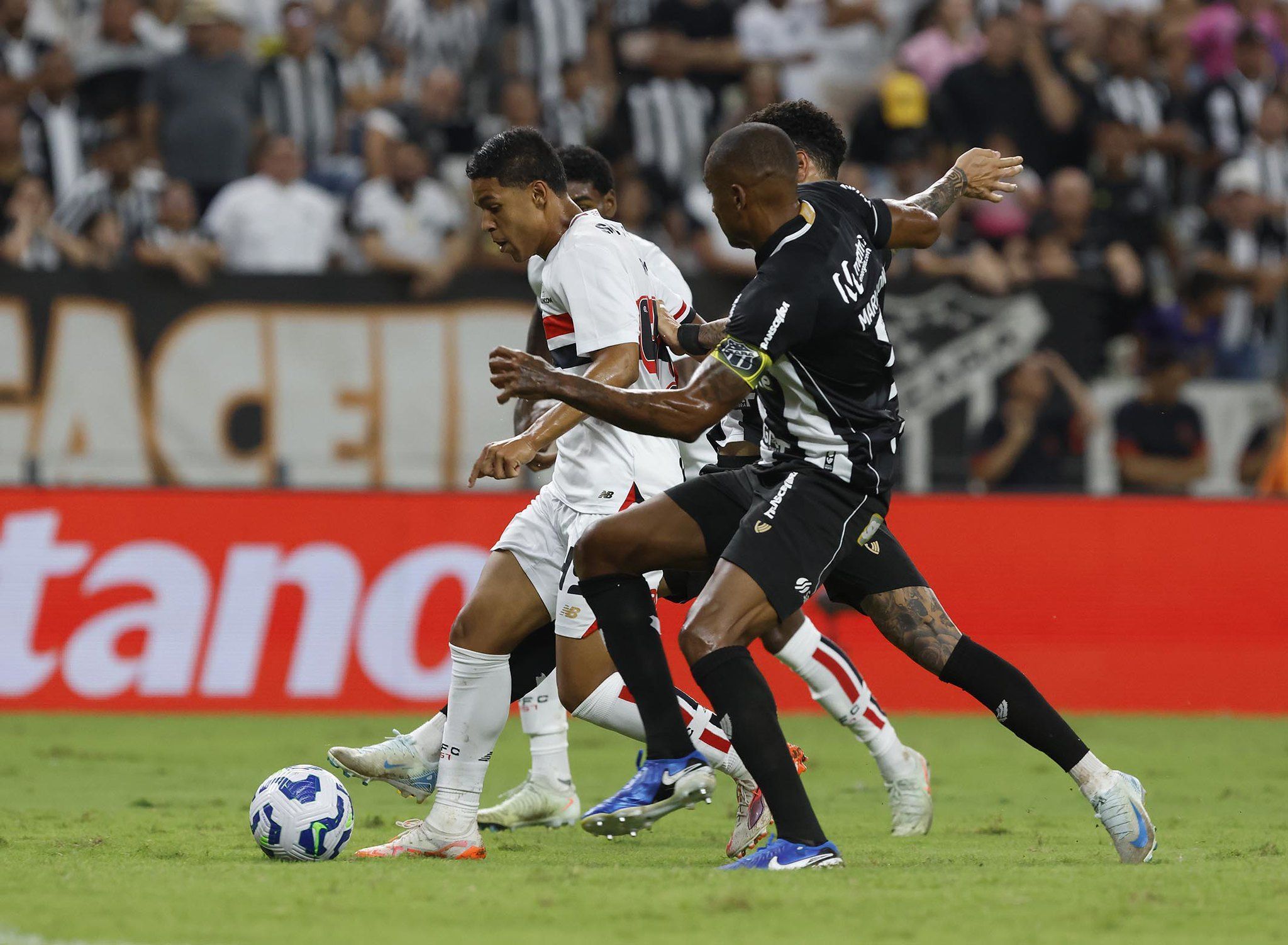 Com gol de joia, São Paulo busca empate contra o Ceará pelo Brasileiro