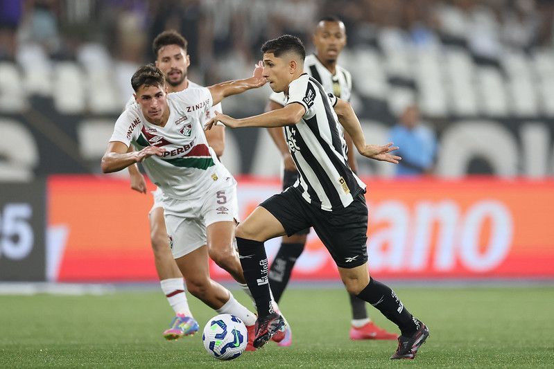 Botafogo vence Fluminense pela oitava vez seguida e 'respira' no Brasileirão