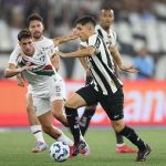 Botafogo vence Fluminense pela oitava vez seguida e 'respira' no Brasileirão