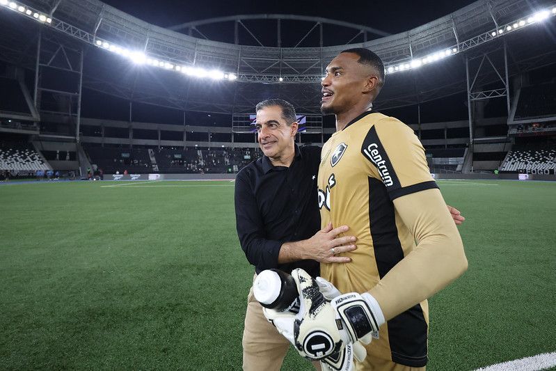 Renato Paiva vibra com atuação do Botafogo: 'Estava próximo de acontecer'