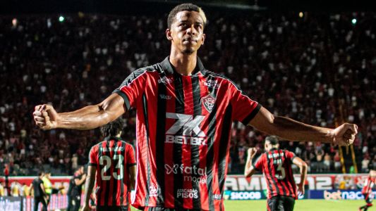 Atacante Carlinhos comemora gol do Vitória sobre o Grêmio em jogo do Campeonato Brasileiro
