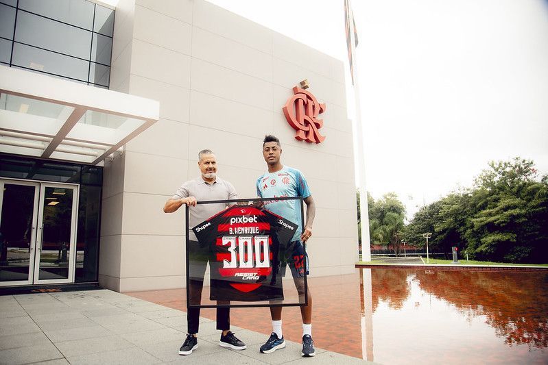 Flamengo homenageia atacantes Bruno Henrique e Luiz Araújo