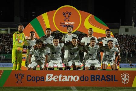 Jogadores do Atlético antes de partida pela Copa do Brasil 2025