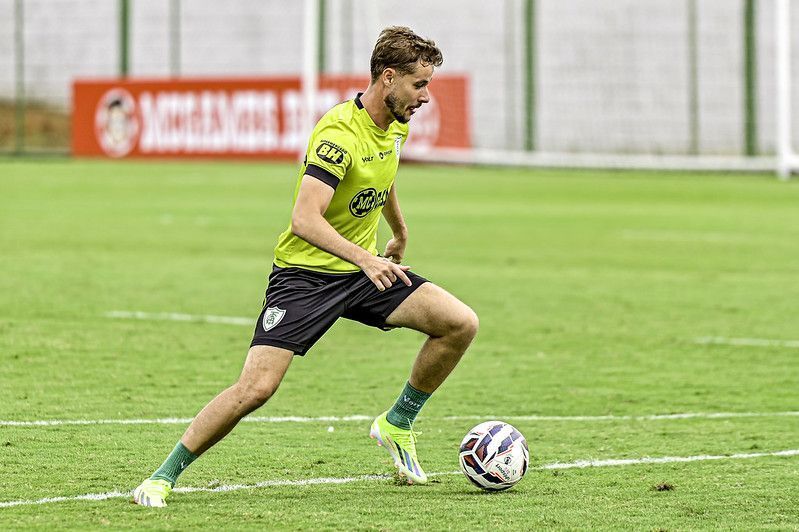 América anuncia renovação de contrato com o meia Gustavinho; saiba detalhes