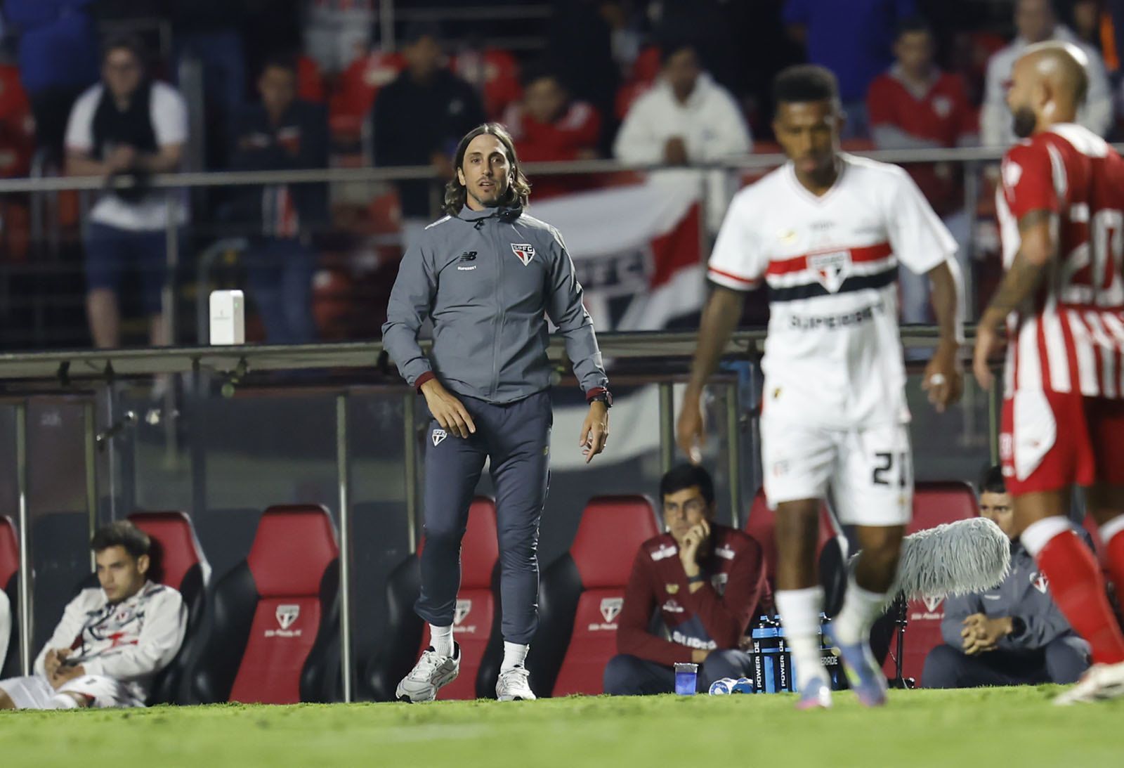 Zubeldía lamenta vitória 'magra' do São Paulo e atualiza lesão de Lucas