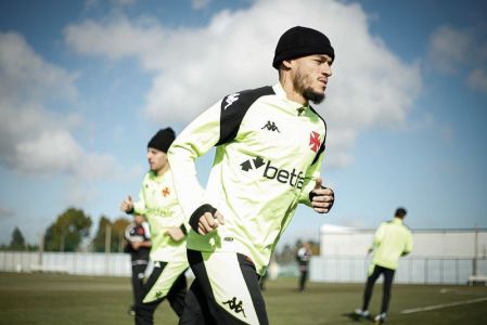 Mesmo sem contrato, Coutinho está treinando no Brasil com o elenco do Vasco