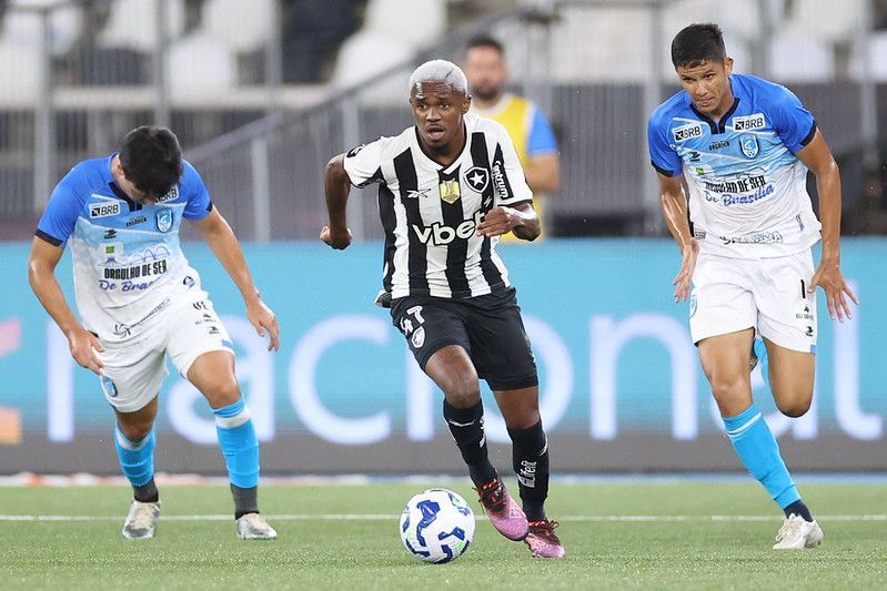 Elenco e técnico do Botafogo se unem por recuperação de 'jogador único'