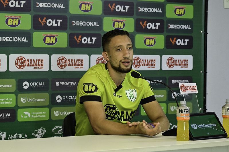 Júlio fala sobre versatilidade no América e revela conselhos de ‘referência’ no elenco