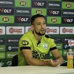 Júlio fala sobre versatilidade no América e revela conselhos de ‘referência’ no elenco
