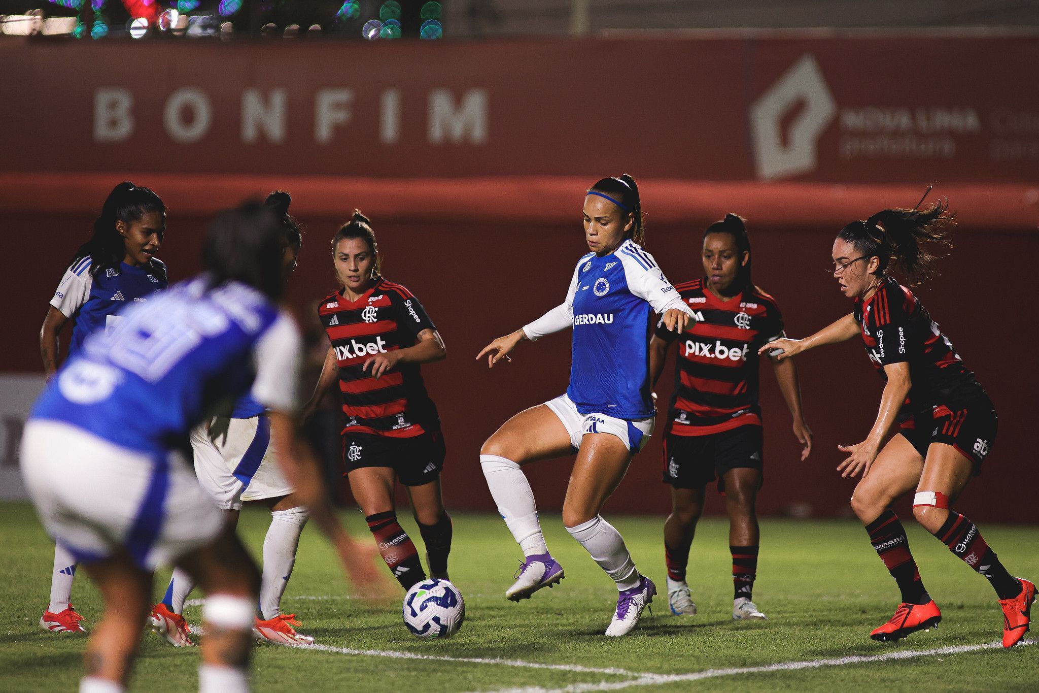 Cruzeiro empata com Flamengo e retoma liderança do Brasileiro Feminino