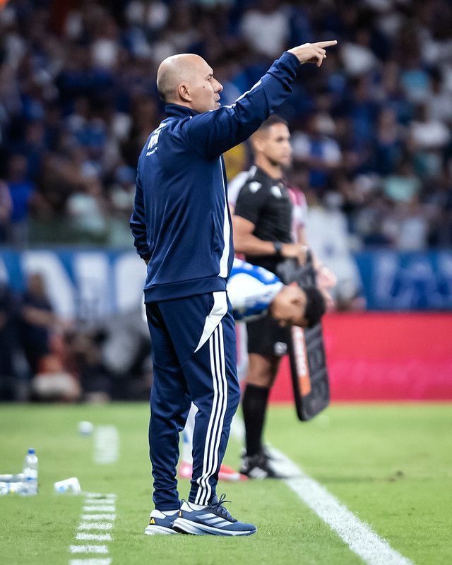 Leonardo Jardim manda recado para torcida do Cruzeiro após vitória na Copa do Brasil