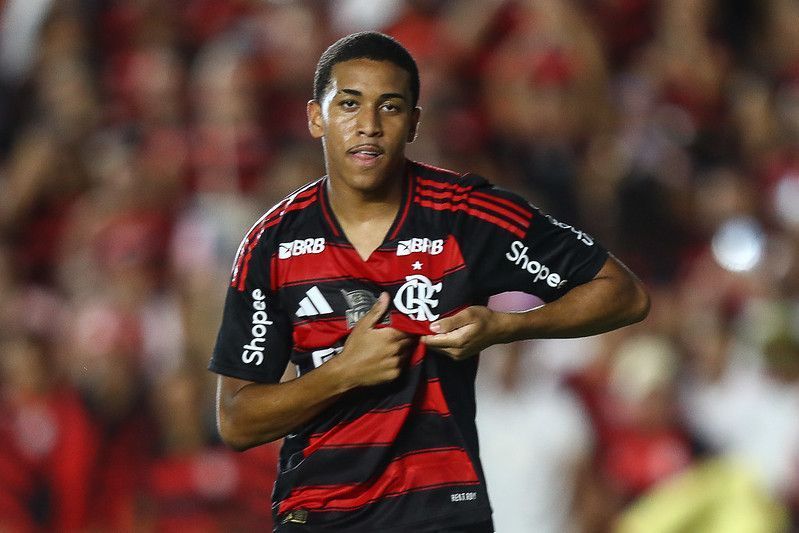 Promessa do Flamengo revela a importância de Filipe Luís em sua carreira