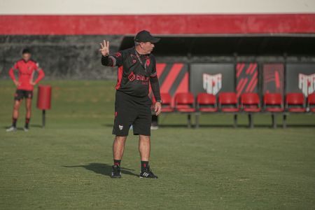 Cláudio Tencati deixou o Atlético Goianiense