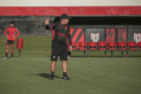 Cláudio Tencati deixou o Atlético Goianiense